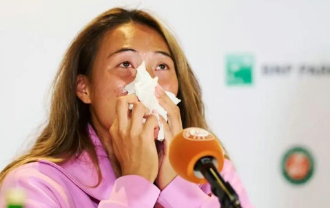 kaiyun-一轮游！2026法网女单首轮：郑钦文0比2出局 泪洒发布会